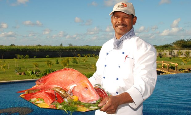 Chef in front of pool at Restaurant R&ecirc;ve d'R
